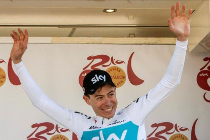 David de la Cruz, en el podio tras ganar la contrarreloj de la Vuelta a Andalucía.-EFE / ROMÁN RIOS