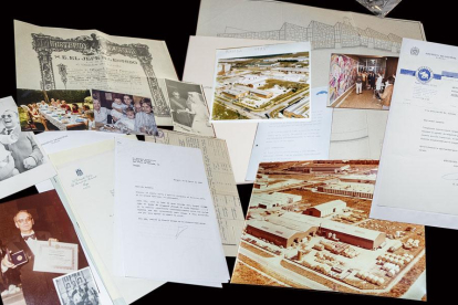 Muestra de algunos documentos y fotografías que la familia de Miguel Pérez Pascual ha donado al Archivo Municipal de Burgos.-ISRAEL L. MURILLO