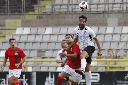 Fer Ruiz, que fue el autor de dos de los goles del Burgos CF, cabecea un balón.-ISRAEL L. MURILLO