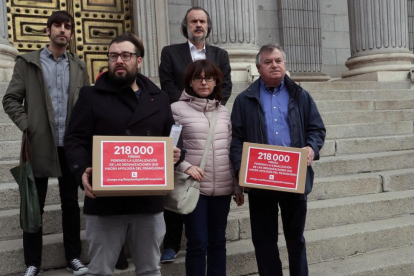 La Asociación para la Recuperación de la Memoria Histórica  entrega en el Congreso 218 600 firmas que reclaman la ilegalizacion de la Fundación Nacional Francisco Franco.-ZIPI (EFE)
