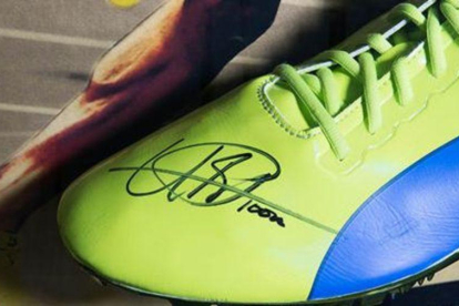 La zapatilla firmada de Usain Bolt.-EL PERIÓDICO