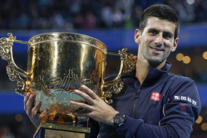 Novak Djokovic posa con el trofeo del Abierto de Pekín tras imponerse a Tomas Berdych.-Foto: AP / VINCENT THIAN