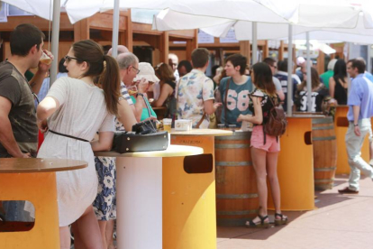 La Feria de Tapas cumple un año más el objetivo de sacar a la gente a la calle a disfrutar con las creaciones gastronómicas.-RAÚL G. OCHOA