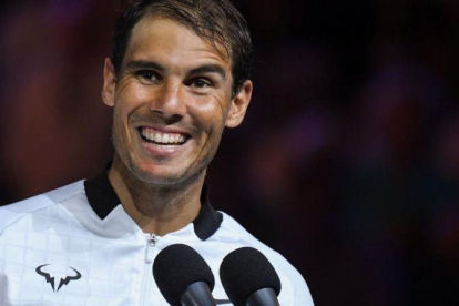 Rafael Nadal habla al público de la Rod Laver Arena.-AFP / GREG WOOD