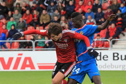 Sangalli protege el balón ante el jugador del Nàstic Djietei, ayer, en Anduva.-ALFONSO GARCÍA MARDONES