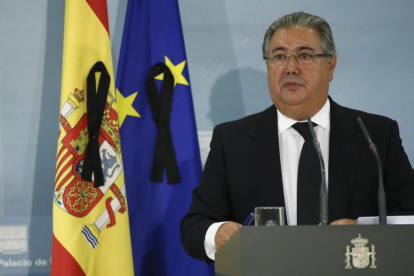 El ministro del Interior, Juan Ignacio Zoido, durante la rueda de prensa que ha ofrecido hoy en la Moncloa.-FERNANDO ALVARADO (EFE)