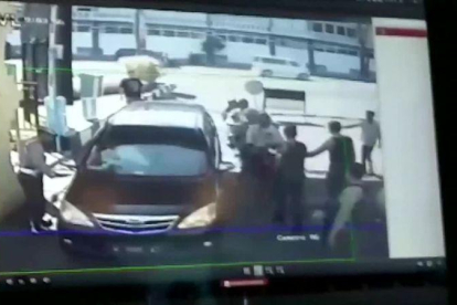 La bomba estaba oculta en una motocicleta conducida por dos personas hasta el control de seguridad de la entrada de la comisaría donde fue detonada por los suicidas.-EFE