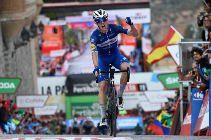 El francés Rémi Cavagna levanta los brazos en la meta de Toledo.-AFP