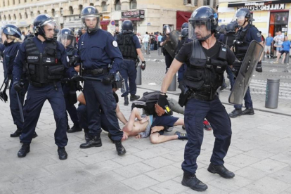 La policía francesa intenta frenar a un 'hooligan', el sábado en Marsella.-AP / DARKO BANDIC