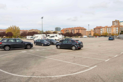 Varios vehículos en el aparcamiento disuasorio en una imagen tomada ayer en la que se ve que no hay indicios de la obra. SANTI OTERO