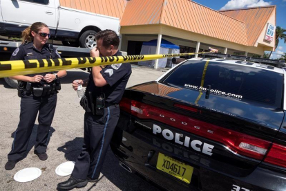 Agentes de policía permanecen frente a la discoteca Club Blu en Fort Myers, donde al menos dos personas resultaron muertas y otras 17 heridas tras un tiroteo durante una fiesta juvenil, en Florida, Estados Unidos.-CRISTOBAL HERRERA