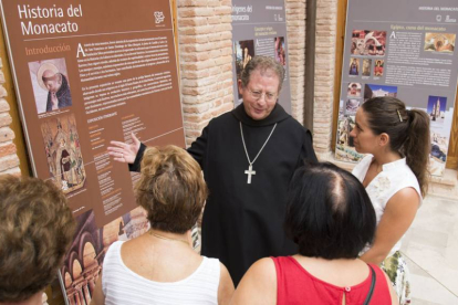 El Abad del Monasterio de Silos, Lorenzo Maté, conversa con varios asistentes durante el acto inaugural de la exposición.-ICAL