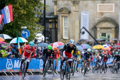 Los ciclistas pedelaean bajo la lluvia durante el Mundial de Yorkshire.-EPA