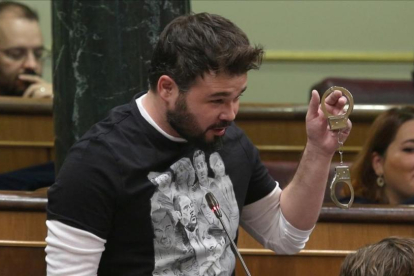 Gabriel Rufián muestra unas esposas, el pasado miércoles en el Congreso.-DAVID CASTRO