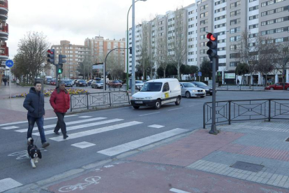 Dos peatones cruzan en la carretera de Poza. ECB