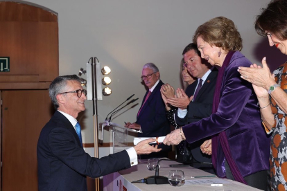 Emilio de Domingo recibe el diploma de manos de la Doña Sofía. ECB