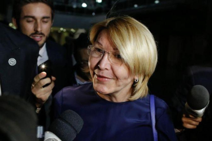 Luisa Ortega, a su llegada al aeropuerto de Brasilia, este miércoles.-AFP / SERGIO LIMA