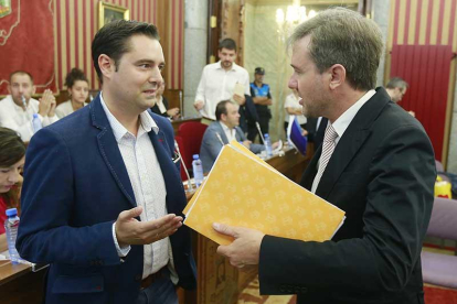 Daniel de la Rosa (PSOE) y Javier Lacalle (PP) charlan en el inicio de un Pleno municipal.-RAÚL G. OCHOA