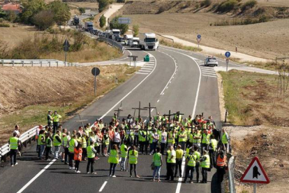 Un centenar de manifestantes cortaron ayer la carretera nacional y pusieron varias cruces en recuerdo de los dos últimos fallecidos.-G. G.