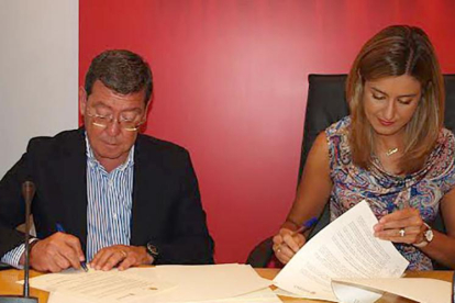 El presidente de la Diputación, César Rico, y la alcaldesa de Miranda, Aitana Hernando, durante la firma del convenio.-ECB
