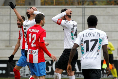 Julio Rico y Borda se lamentan durante el partido ante el Navalcarnero.-SANTI OTERO