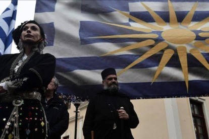 Personas ataviadas con trajes tradicionales se manifiestan en Atenas contra que Grecia acepte la nueva denominación del Estado de Macedonia como República de Macedonia del Norte, el 22 de enero del 2019.-SAKIS MITROLIDIS