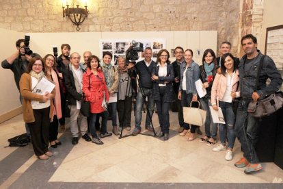 Algunos de los periodistas y gráficos  que acudieron a la inauguración posan con Mar González, presidenta de APBU.-ISRAEL L. MURILLO