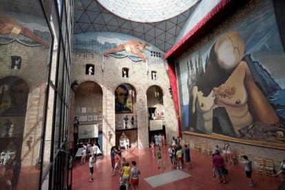El Teatre Museu Salvador Dalí de Figueres, visitado por los turistas, donde descansan los restos del pintor.-AFP / LLUÍS GENE
