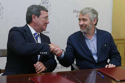 El presidente de la Diputación, César Rico, con el director de Cáritas en Burgos, Jorge Simón.-RAÚL G. OCHOA