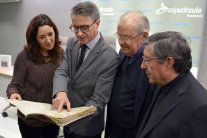 Emilio de Domingo, junto al presidente del Cabildo, Pablo González, y al archivero de la Catedral , Matías Vicario, tras la firma del convenio de colaboración.-ICAL