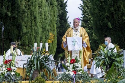 Un día de Todos los Santos en el cementerio de San José de Burgos. SANTI OTERO