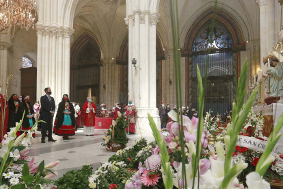 El arzobispo de Burgos, Fidel Herráez, ejerció de anfitrión durante la ofrenda floral a Santa María la Mayor en la Catedral. / RAÚL G. OCHOA