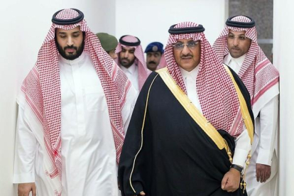 Mohammed bin Salman (izquierda) y el heredero del trono saudí Mohammed bin Nayef (derecha).-AFP / HO