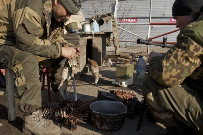 Rebeldes prorrusos en las afueras de Debaltsevo, este lunes.-Foto: AP / VADIM GHIRDA