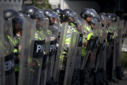 Cordón policial durante una protesta contra Nicolás Maduro en Caracas.-AP / ALEJANDRO CEGARRO