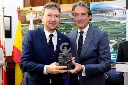 Lacalle y De la Serna en un acto de homenaje a Burgos en Santander.-