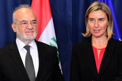 Mogherini (derecha) y el ministro de Exteriores iraquí, Ibrahim al-Jafari, tras una reunión en Bruselas, este martes.-AFP / EMMANUEL DUNAND