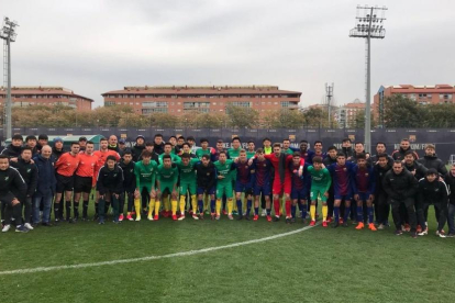 El Zhejiang Greentown de Sergi Barjuán, con el juvenil del Barça en la ciudad deportiva Joan Gamper el pasado mes de febrero.-@SERGIBARJUAN12