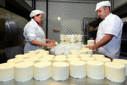 Los quesos siguen haciéndose a mano, con los métodos artesanales.-ÁLVARO MARTÍNEZ
