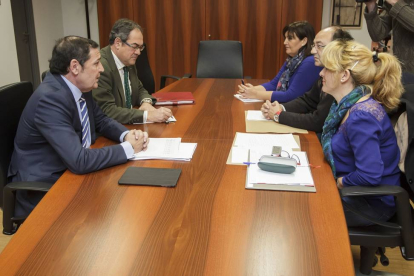 El consejero de Sanidad, Antonio María Sáez, se reúne con representantes de los trabajadores del Hospital San Juan de Dios-Ical