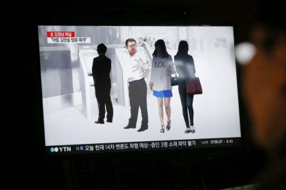 Un ciudadano surcoreano observa un informativo en la televisión que trata sobre la muerte de Kim Jong-nam.-JEON HEON-KYUN / EFE