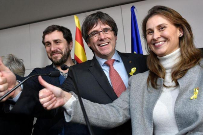 Comín, Puigdemont y Serret, el pasado mes de diciembre en Bruselas.-AFP / JOHN THYS