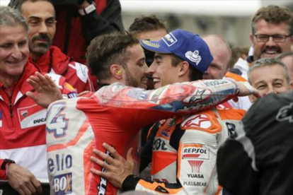 Dovizioso y Márquez se abrazan en el box al final de la carrera de MotoGP.-EFE / KIMIMASA MAYAMA
