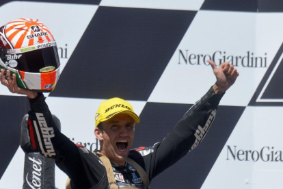 Johann Zarco celebra en el podio de Spielberg su victoria en el GP de Austria en Moto2.-AFP / MICHAL CIZEK