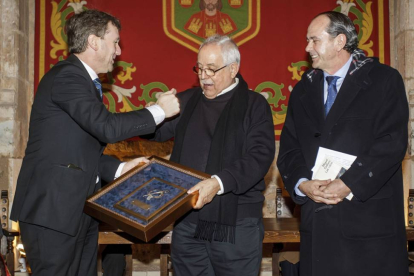 El alcalde entregael Báculo de Oro a Antonio Giménez Rico.-SANTI OTERO