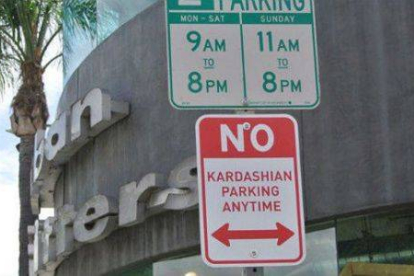 Una de las señales falsas de tráfico que no quieren que aparquen las hermanas Kardashian.-Foto: TWITTER
