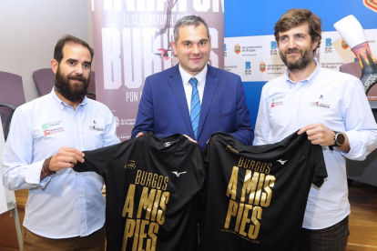 Samuel Casado, Leví Moreno y Álvaro Torres en la presentación de la Maratón Burgos-Israel L. Murillo