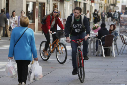 Dos ciclistas circulan por el centro.-RAÚL G. OCHOA