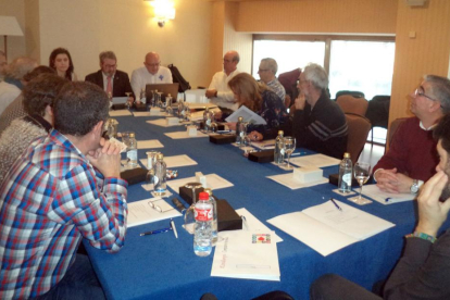 Un momento de la reunión que los responsables de las delegaciones de la Hermandad celebraron ayer en la capital.-ECB