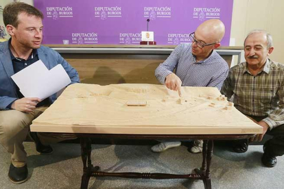 Borja Suárez, Luis Jorge del Barco y Ramiro Ibáñez posan junto a la maqueta de Clunia que se convertirá en realidad en los próximos años gracias al Plan Director.-RAÚL G. OCHOA